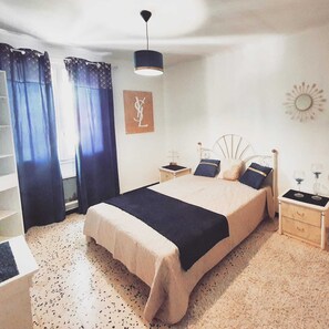 4 عدّة غرف نوم ومكواة/لوح كي وواي فاي مجانًا وملاءات أسرّة