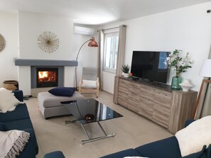 Televisie, een open haard en een tafeltennistafel