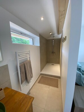 Badewanne, Haartrockner, Handtücher, Seife