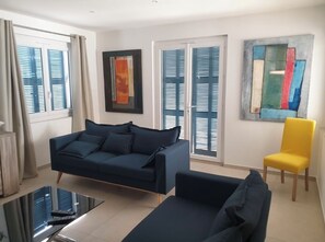 Télévision, cheminée, table de tennis de table