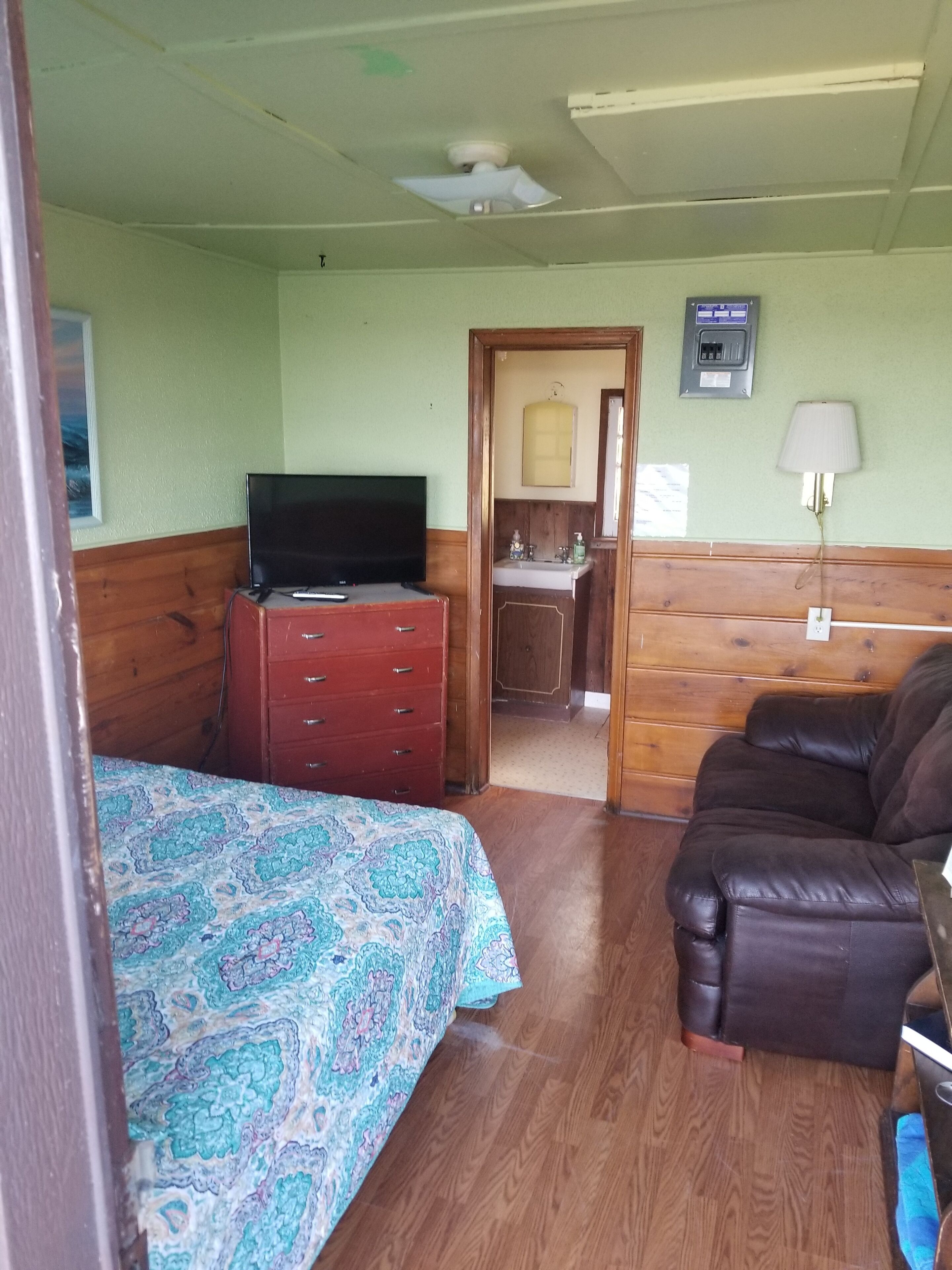 Unit #3-The Lazy Fish- Stand alone motel room type cabin on the beach!