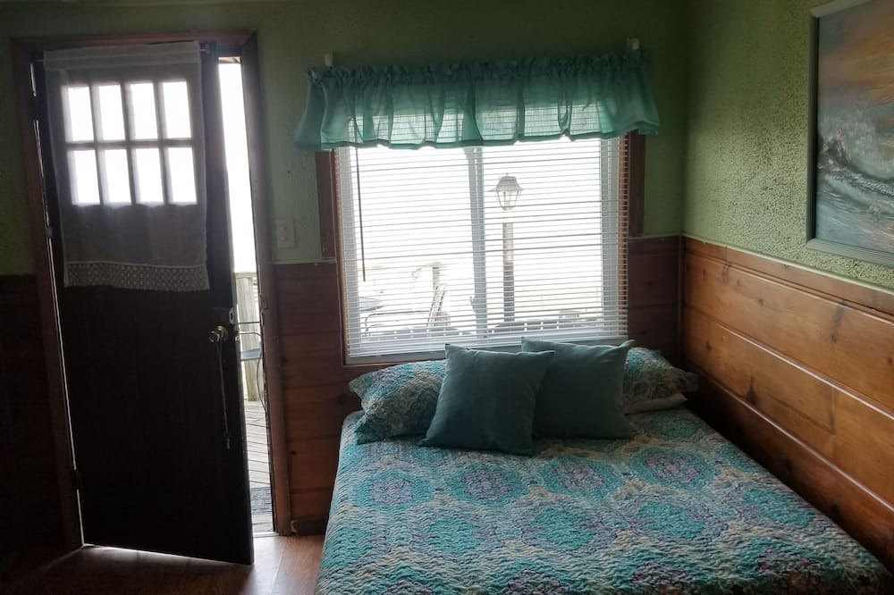 Unit #3-The Lazy Fish- Stand alone motel room type cabin on the beach!