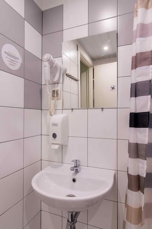 Classic Room | Bathroom | Shower, free toiletries, hair dryer, soap