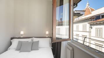 Luxury Apartment, 2 Bedrooms | Premium bedding, down comforters, individually decorated