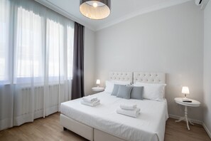 Luxury Apartment, 2 Bedrooms | Premium bedding, down comforters, individually decorated