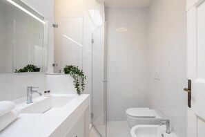 Luxury Apartment, 2 Bedrooms | Bathroom | Shower, free toiletries, hair dryer, bidet - Duomo Prestige by Mmega (Florence)