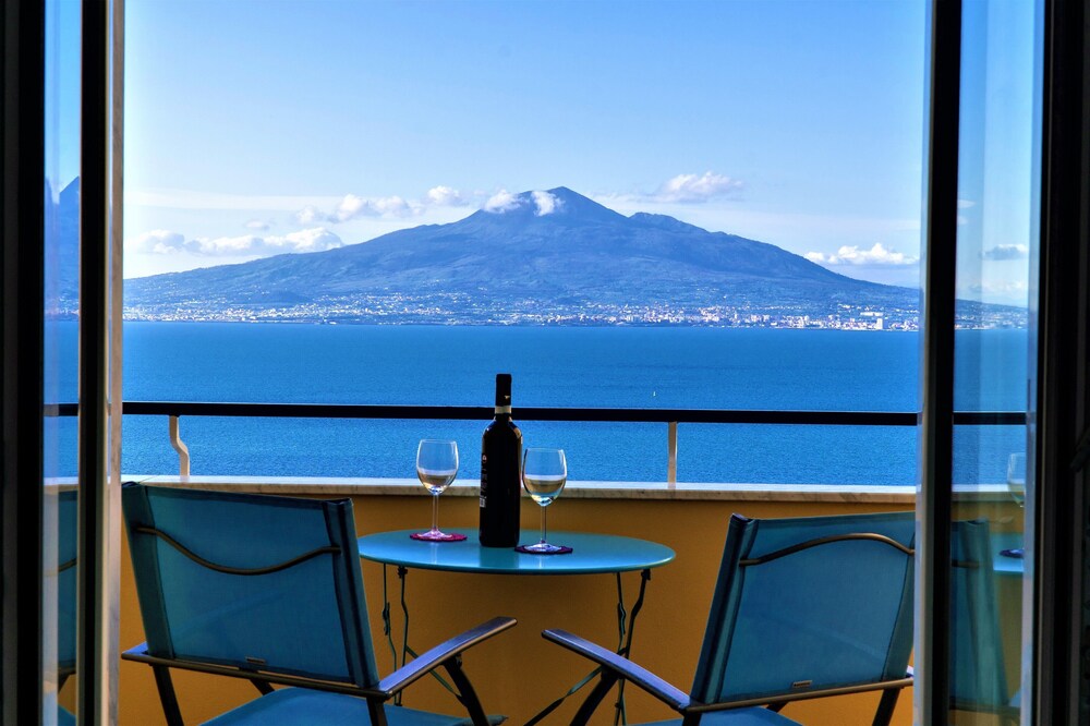 Cozy apartment overlooking Veusvius - Free parking - Family Friendly