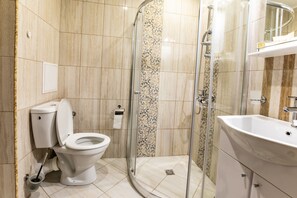 Een douche, een haardroger, handdoeken, zeep