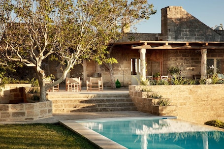 A heated pool. Masseria del Gigante - Salento, Italia