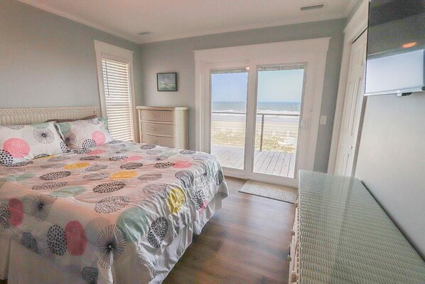 5 bedrooms, WiFi, bed sheets - Experience stunning oceanfront views at Nauti Time, a spacious 5-bedroom retreat in Holden Beach. (Holden Beach)