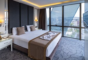 Exclusive Suite | Egyptian cotton sheets, premium bedding, down comforters, desk - The Conforium Hotel Van (Van)