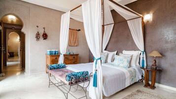 5 chambres, coffres-forts dans les chambres, bureau