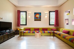 Smart-TV, Kamin, DVD-Player, Bücher