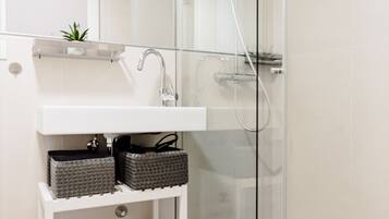 Dusche, Haartrockner, Bidet, Handtücher