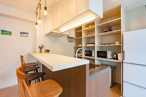 Mini-fridge, microwave, stovetop, cookware/dishes/utensils - plat hostel keikyu sapporo sky (Sapporo)