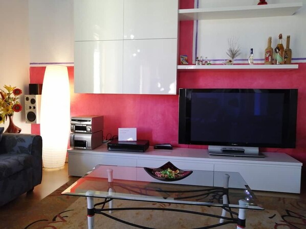 Smart TV, books, stereo