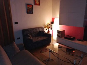 TV connectée, livres, chaîne hi-fi