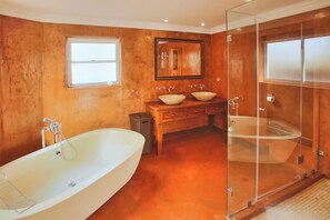 Separate tub and shower, towels - Casa de Palmera, Langebaan 6-sleeper (Langebaan)