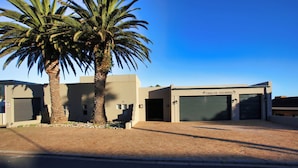 A building with a garage and a sign that reads "CASA DE PALMERAS". - Casa de Palmera, Langebaan 6-sleeper (Langebaan)