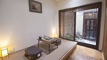 Private Vacation Home, Non Smoking | Living area | 25-inch TV with cable channels