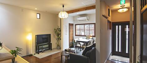 Casa, para no fumadores (Private Vacation Home) | Área de sala de estar | Televisión de 25 pulgadas con canales por cable