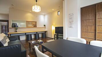 Private Vacation Home, Non Smoking | In-room dining