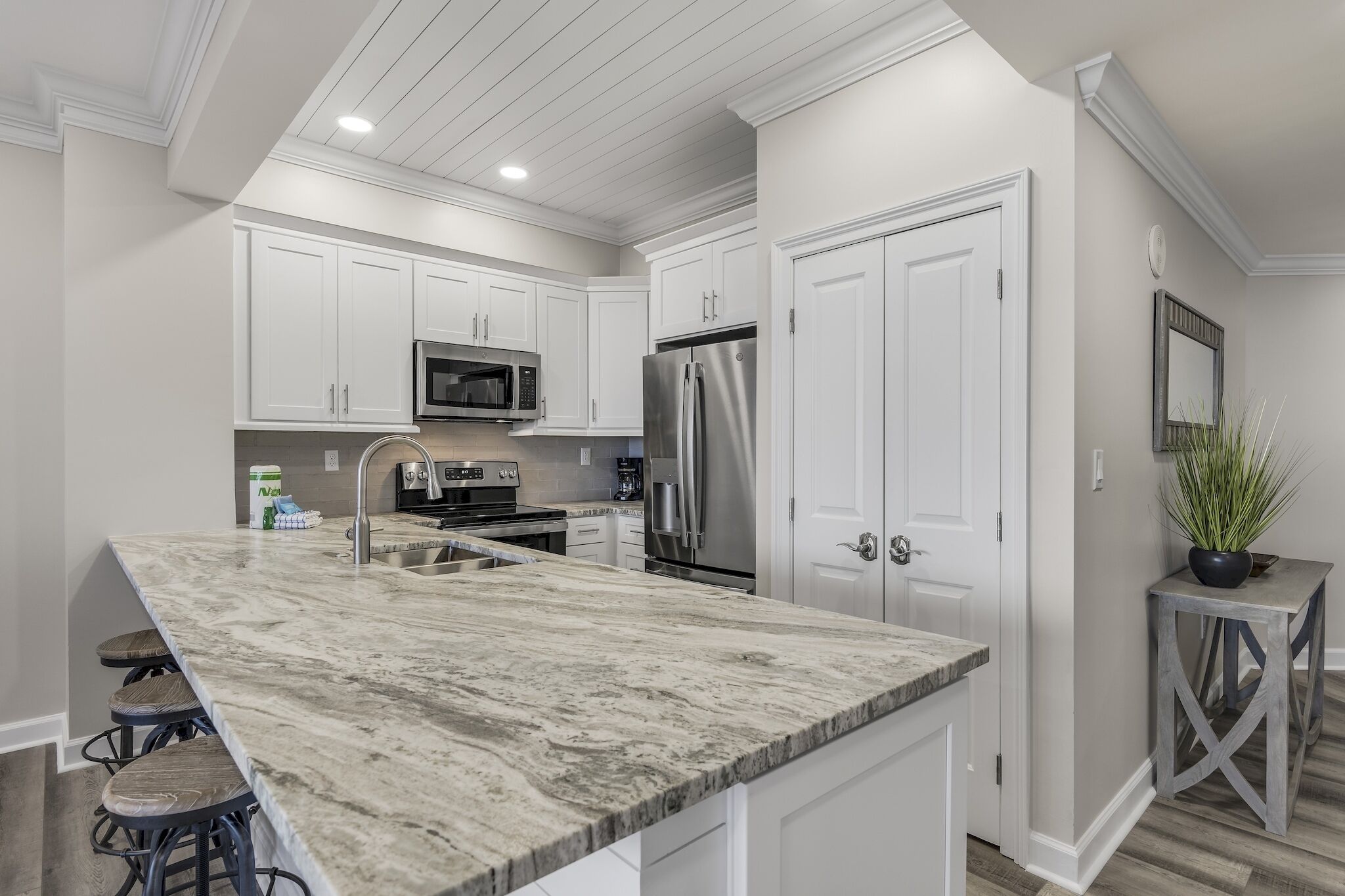 Walk to the Beach ~ Resort Pool ~ Family Friendly