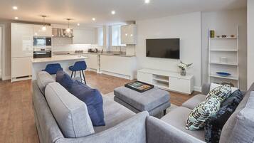 Hus | Oppholdsområde | En 42-tommers Flatskjerm-TV med digitale kanaler samt TV