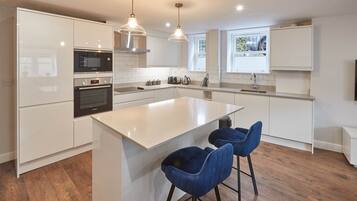 House | Private kitchen | Fridge, microwave, oven, stovetop