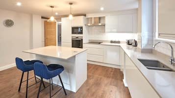 Hus | Eget kjøkken | Kjøleskap, mikrobølgeovn, ovn og kokeplater