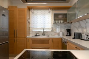 Kühlschrank, Mikrowelle, Ofen, Geschirrspüler