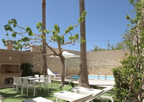 Outdoor dining - Foothills Blue villa, Private pool, Near the beach (Sfakaki)