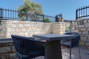 Outdoor dining - Foothills Blue villa, Private pool, Near the beach (Sfakaki)