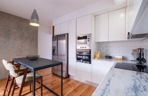Frigorífico, microondas, horno y placa de cocina