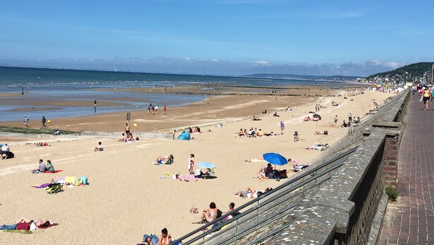 A beach with people sunbathing and swimming. - Cabourg Mon Amour (Cabourg)