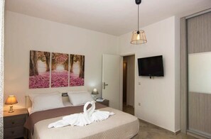 2 bedrooms, iron/ironing board, travel cot, WiFi