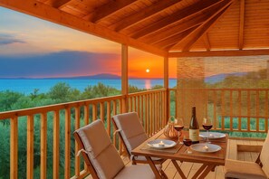 Outdoor dining - Selinitsa Stone Studio - Mani Seaview Retreat (Agios Nikolaos)