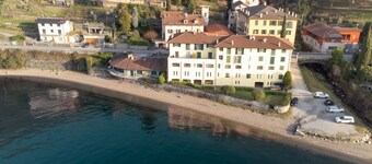 Apartment on the beach facing Lake Como. Air conditioning, wifi, internal parking and beach access are free!The house is located right in front of the lake, from where you can enjoy the beautiful view of the lake. Bellano center and Bellano Tartavalle Te