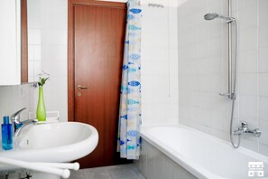 Combined shower/bathtub, hair dryer, bidet, towels - SUNSET 2 by Design Studio (Bellano)
