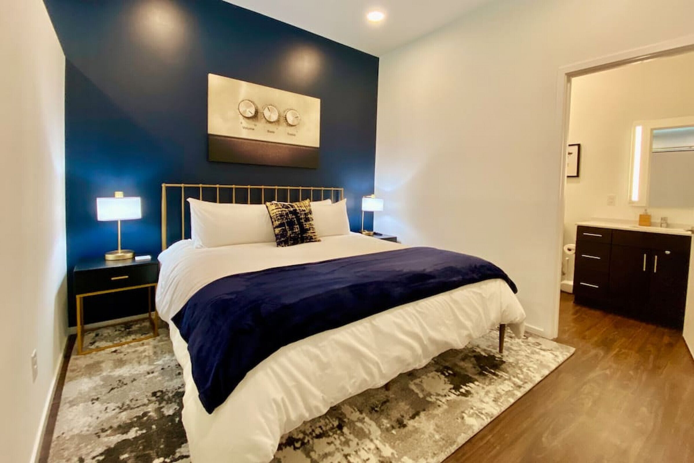 CHIC Modern Nashville Condo ★ POOL, PATIO, PARKING