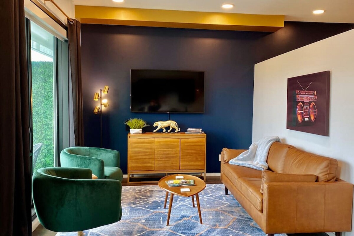 CHIC Modern Nashville Condo ★ POOL, PATIO, PARKING