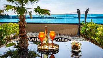 Deluxe-Apartment | Wohnbereich | 42-Zoll-Flachbildfernseher mit Satellitenempfang, Fernseher