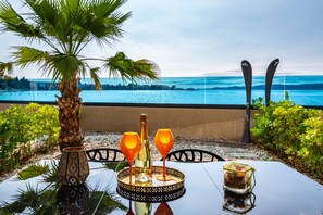 Apartamento Deluxe | Zona de estar | Televisión de pantalla plana de 42 pulgadas con canales por satélite