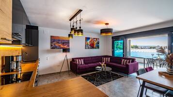 Luxury-Apartment | Wohnbereich | 42-Zoll-Flachbildfernseher mit Satellitenempfang, Fernseher