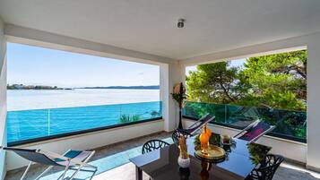 Exclusive-Apartment | Wohnbereich | 42-Zoll-Flachbildfernseher mit Satellitenempfang, Fernseher