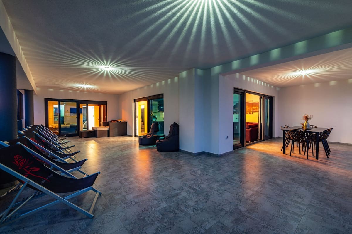 Appartement Penthouse royal | Aire de séjour | Téléviseur à écran plat de 42 po avec télévision par satellite