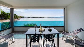 Luxury-Apartment | Wohnbereich | 42-Zoll-Flachbildfernseher mit Satellitenempfang, Fernseher