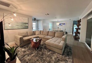 Smart TV, chimenea, libros y estéreo 