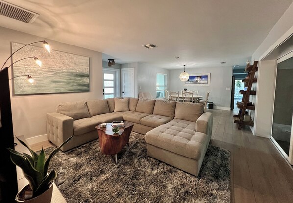 Smart TV, chimenea, libros y estéreo 