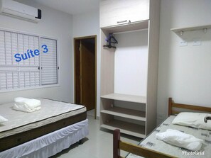 3 quartos, ferros/tábuas de passar roupa, berço de viagem